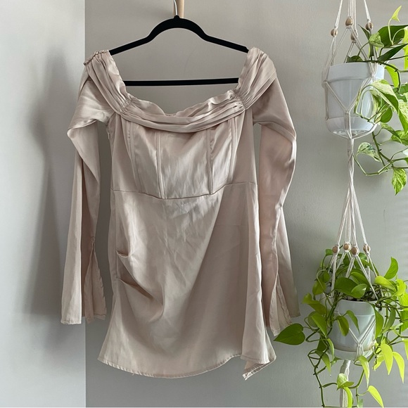 Pretty Little Thing Champagne Satin Pleat Bardot Flared Sleeve Shift Dress - Picture 2 of 8